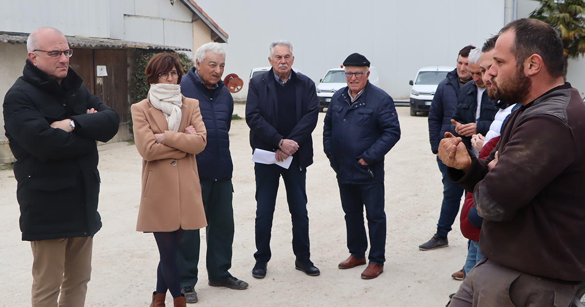 A gauche, monsieur le Maire, madame Véronique Colomié, le conseiller municipal délégué Jean-Armand Lalane et l'adjoint à l'agriculture Serge Lannes. A droite, les agriculteurs expliquant leurs problématiques
